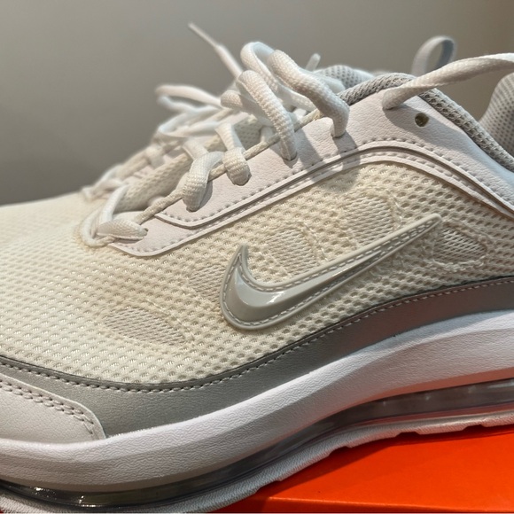 Like New Women’s Nike Air Max - Picture 5 of 9